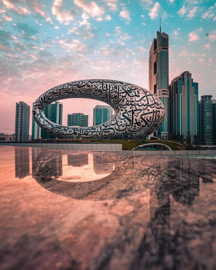 Hotel Millennium Plaza Downtown, Dubái Exterior foto The bridge at sunset