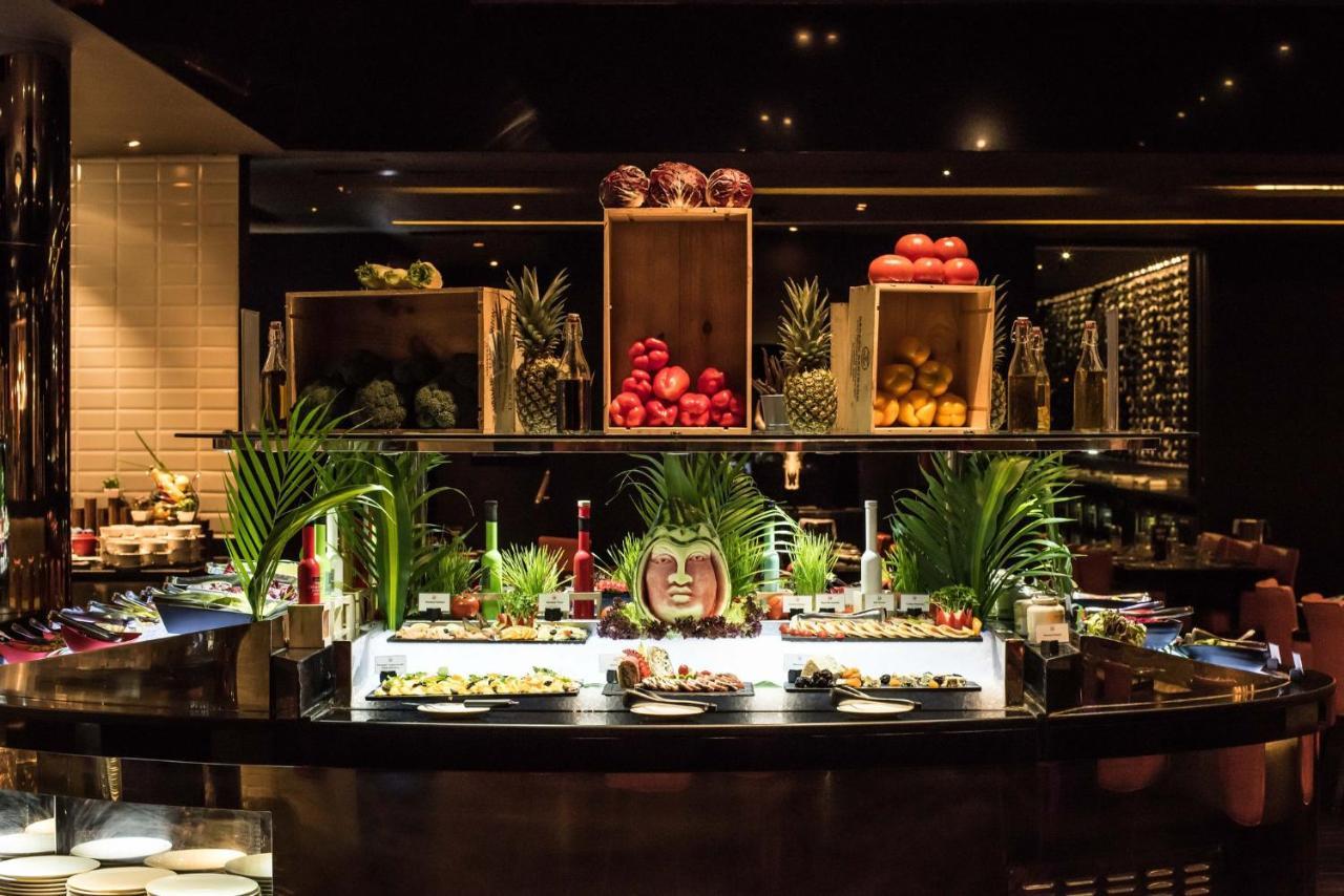 Hotel Millennium Plaza Downtown, Dubái Exterior foto A salad bar