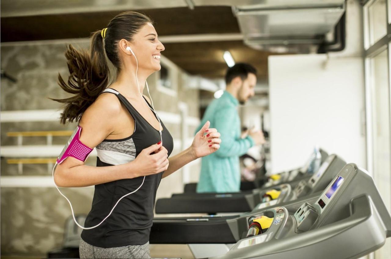 Hotel Millennium Plaza Downtown, Dubái Exterior foto A woman exercising on a treadmill