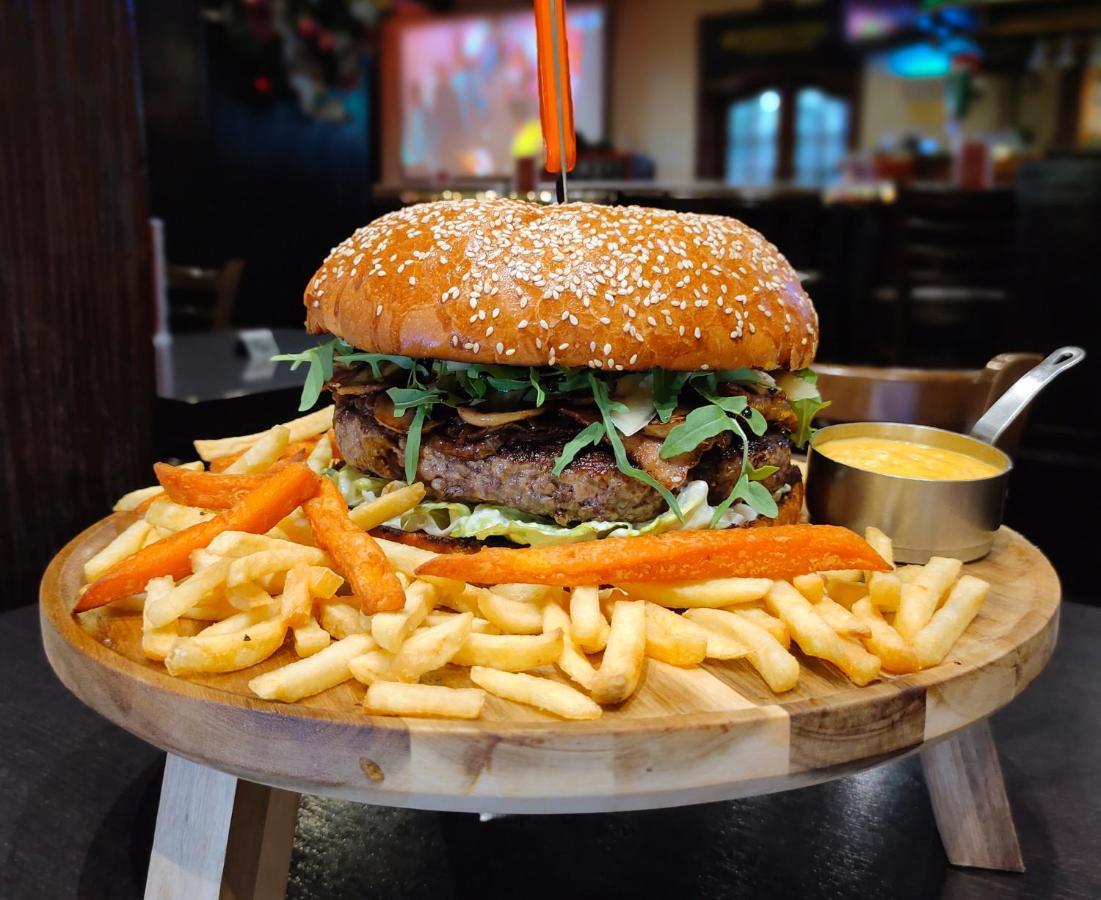 Hotel Millennium Plaza Downtown, Dubái Exterior foto A hamburger with chips