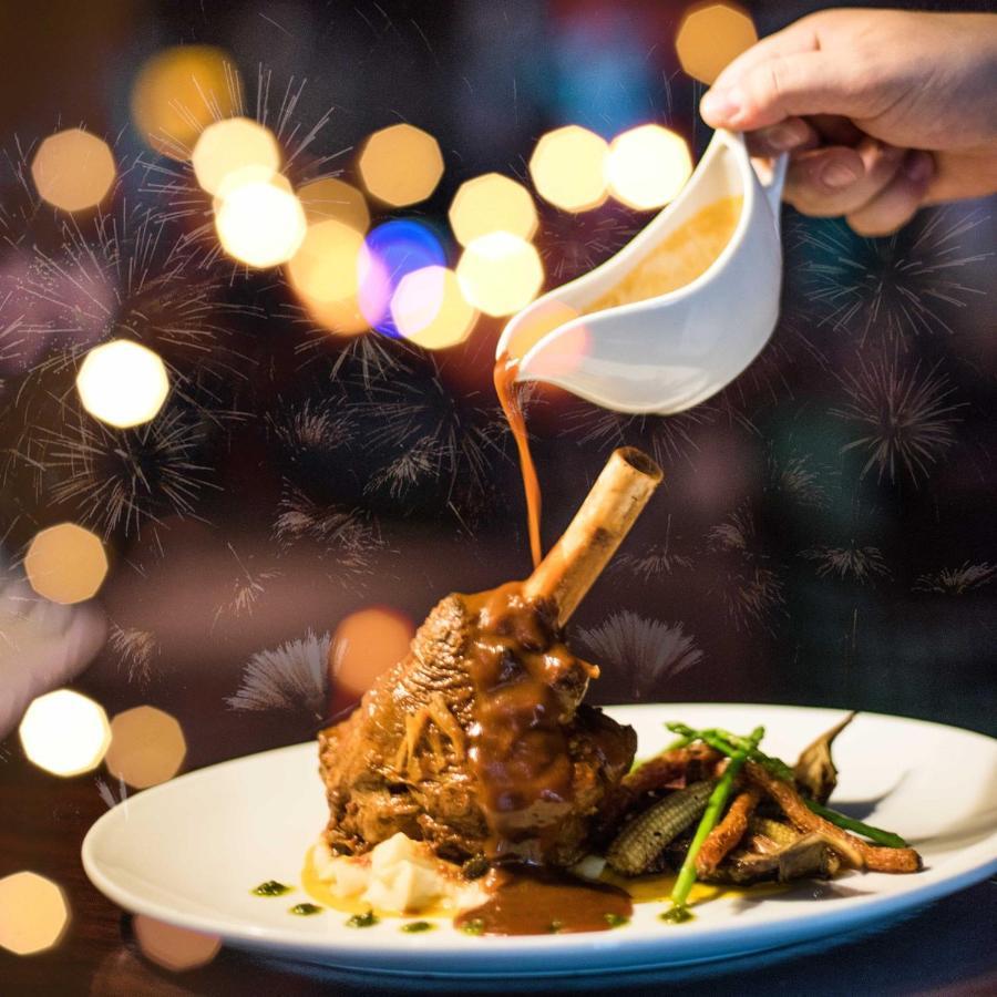 Hotel Millennium Plaza Downtown, Dubái Exterior foto A lamb shank being drizzled with a sauce