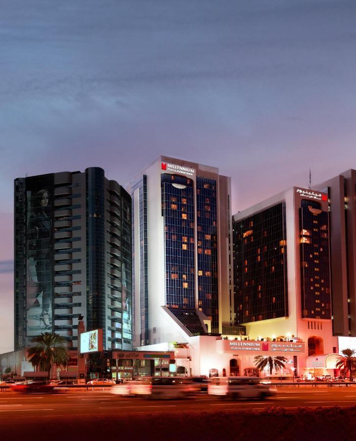 Hotel Millennium Plaza Downtown, Dubái Exterior foto The hotel complex at night